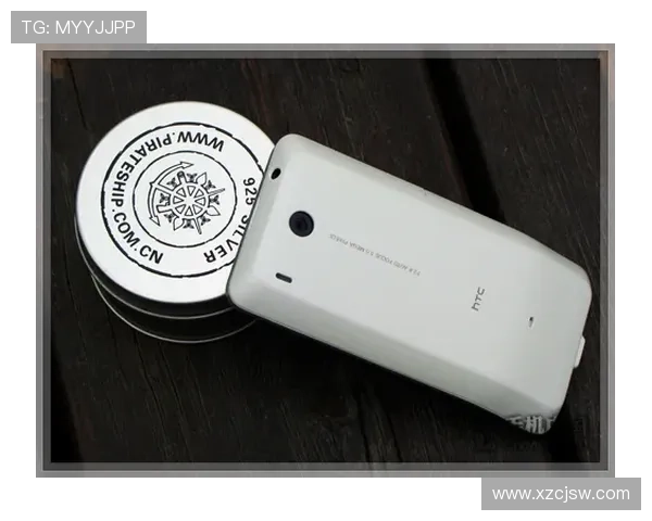 足球球星定制款苹果14Plus手机壳个性化设计彰显运动魅力